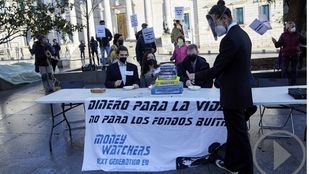 Ecologistas reparten de forma simbólica la "tarta de los fondos europeos"