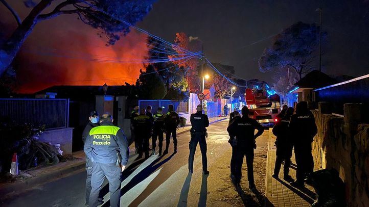 Los servicios de emergencias trabajan en la zona para sofocar el incendio.