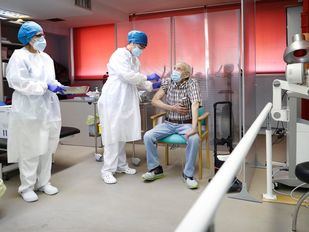 Antivacunas: "No nos pueden obligar porque no está probada en humanos lo suficiente"