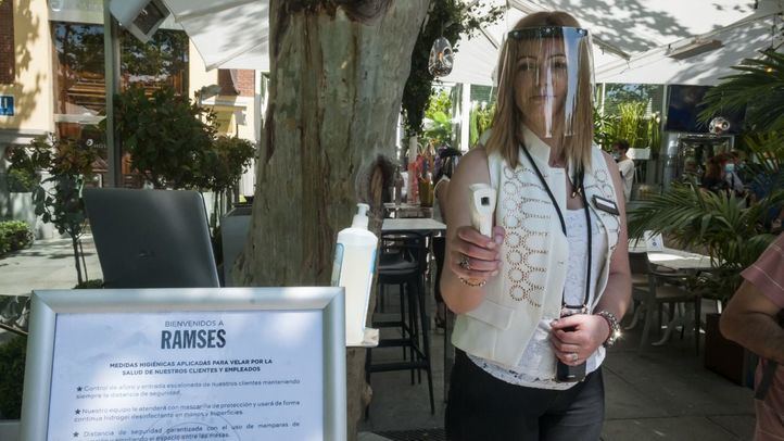 Trabajadora de la hostelería en la terraza de su restaurante