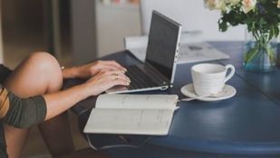 Las ventajas de estudiar oposiciones online mediante la teleformación de Gurú Oposiciones