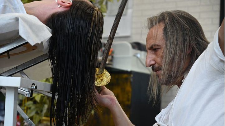 Katanas, garras y soplete de fuego: las novedosas herramientas para cortar el pelo