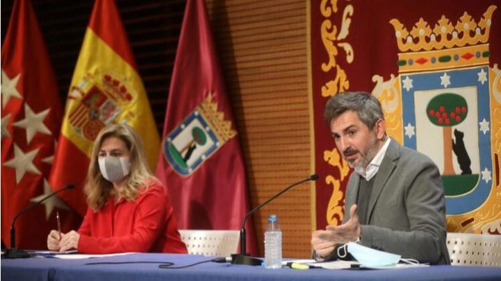 El delegado de Familias, Igualdad y Bienestar Social, Pepe Aniorte, en la rueda de prensa posterior a la Junta de Gobierno.