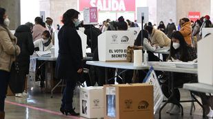 La comunidad ecuatoriana madrileña vota en el Palacio de Cristal al futuro presidente de Ecuador