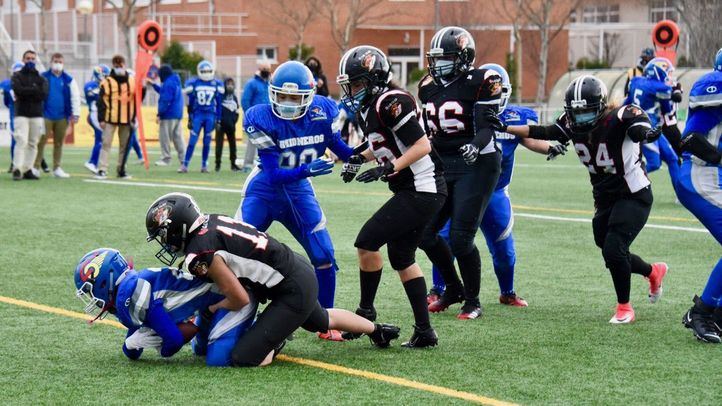 Partido de la liga femenina entre LG OLED Black Demons (negro y blanco) contra Camioneros Coslada (azul)