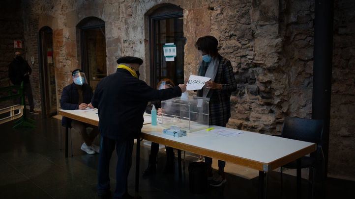 Un colegio electoral de Cataluña este 14F marcado por la crisis sanitaria