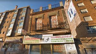 La fachada de un inmueble abandonado se derrumba en la calle Marqués de Viana