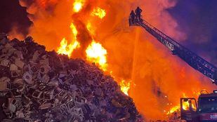 Extinguido el aparatoso incendio originado en una chatarrería de Leganés