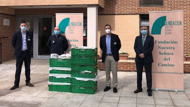 Responsables de la Fundación Nuestra Señora del Camino y de Mercadona durante la primera entrega