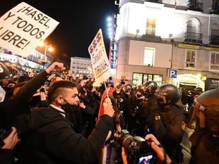 Enfrentamientos entre Policía y alborotadores en la concentración de Sol contra la entrada en prisión de Hasel