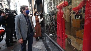 Díaz Ayuso y Martínez-Almeida recorren Sol para comprobar los desperfectos tras la concentración de ayer