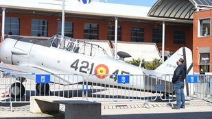 Dos aviones de combate 'aterrizan' en la plaza del Distrito de Latina