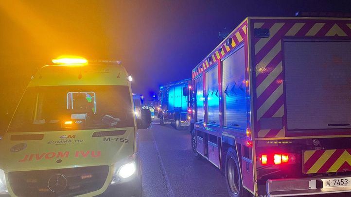 Una ambulancia del Summa y un camión de bomberos en el lugar del accidente