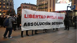 Unas 200 personas piden la libertad de Pablo Hasel ante una gran presencia policial