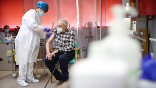 Madrid contratará a sanitarios jubilados para ampliar la capacidad de vacunación