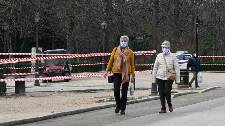 Dos mujeres pasean por una de las zonas habilitadas en el Retiro.