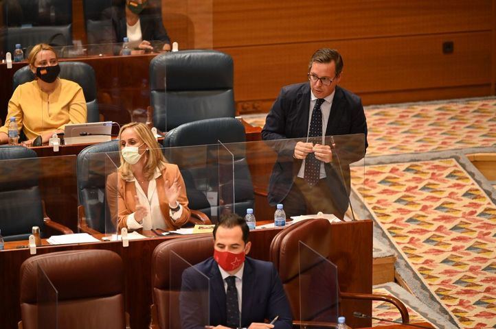 Bronca en la Asamblea de Madrid entre Mónica García (Más Madrid) y Alfonso Serrano (PP)