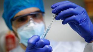 Sánchez se compromete a que a finales del verano esté vacunado el 70 por ciento de la población