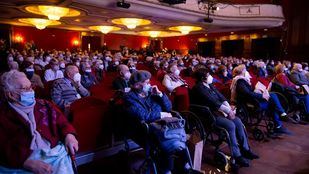 Casi 200 mayores ya inmunizados salen por primera vez de la residencia para ir al teatro