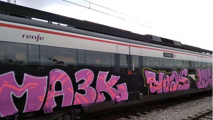 Pintadas en un tren de Cercanías en Madrid