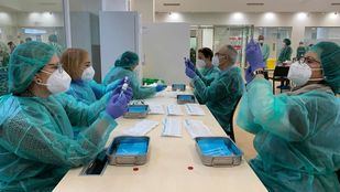 El Colegio de Farmacéuticos de Madrid vacuna a sus profesionales desde este jueves