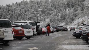 Los aparcamientos de la Sierra, completos desde primera hora de este sábado