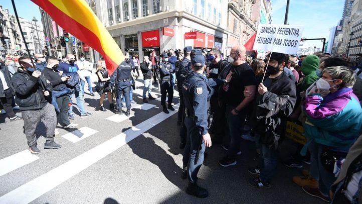 Manifestación a favor de la Sanidad pública en Madrid acaba con enfrentamientos con un grupo de extrema derecha