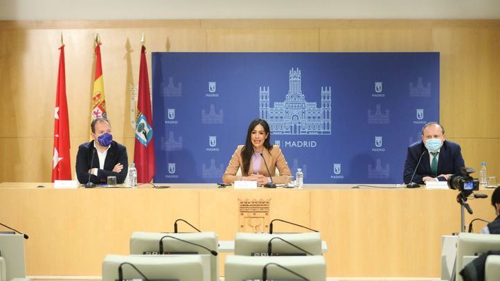 La vicealcaldesa, Begoña Villacís, junto a los delegados Mariano Fuentes y Miguel Ángel Redondo, en la presentación del nuevo visor urbanístico.