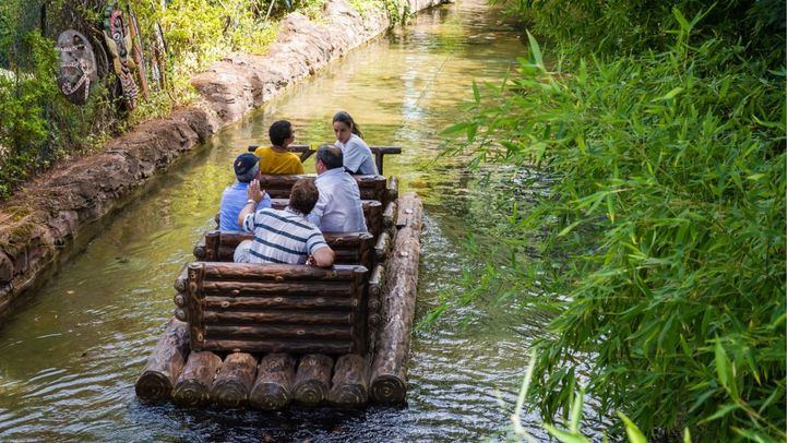 La Jungla, un paseo tranquilo a través de un río con animales animatrónicos en el Parque de Atracciones.