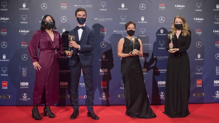 Equipo de la película Las Niñas, ganadora de la noche con tres premios