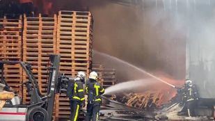 Arde una nave industrial en Torrejón de la Calzada