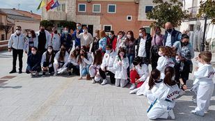 Una concentración vecinal en Villanueva de Perales denuncia el cierre de la escuela de Taekwondo