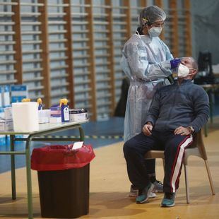 España sale del 'riesgo alto' con una incidencia de menos de 150 y Madrid se sitúa en 245