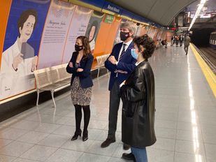 La estación de Manuela Malasaña luce los retratos y reseñas de 18 mujeres que han hecho historia