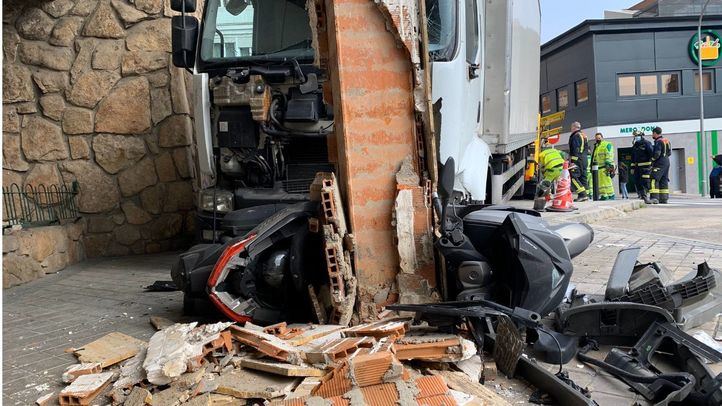 Un camión se empotra contra una farola y un pilar de un edificio en Retiro
