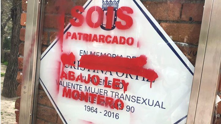 Vandalizan la placa de 'La Veneno' con pintadas contra la 'Ley Trans'
