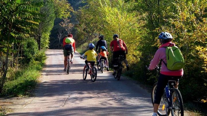 Antiguas vías de ferrocarril convertidas en senderos verdes permiten a los ciclistas y senderistas recorrer sus trazados