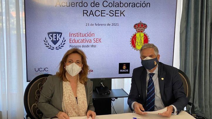 Nieves Segovia, presidenta de la Institución Educativa SEK, y el presidente del RACE, Carmelo Sanz de Barros.