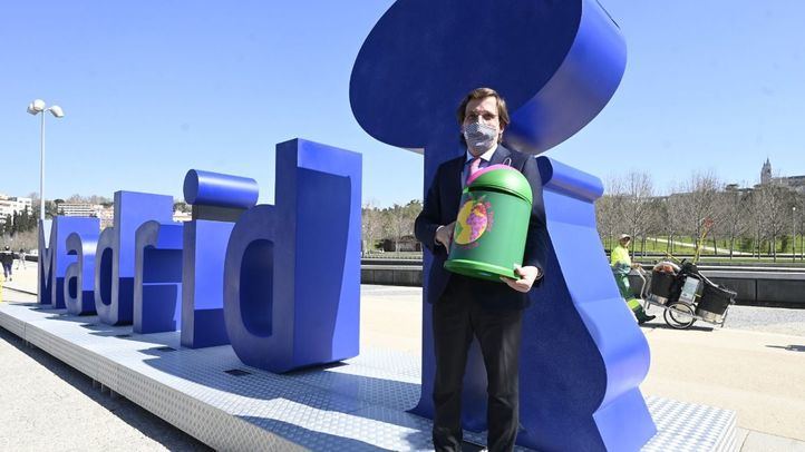 Una escultura de vidrio en Madrid Río rinde homenaje al compromiso de los madrileños con el reciclaje