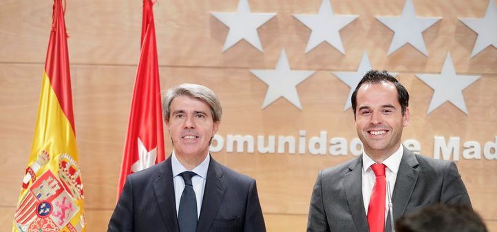 El presidente del Gobierno, Ángel Garrido, y el líder de Ciudadanos en la Comunidad de Madrid, Ignacio Aguado, en la presentación del acuerdo de Presupuestos para el 2019. (Archivo)