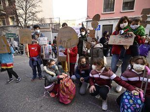 Familias de nueve colegios cortan el tráfico: Madrid se une a la revuelta escolar