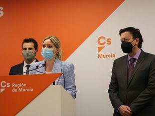 La moción de censura en Murcia sigue adelante: Ciudadanos expulsa a los tres diputados disidentes