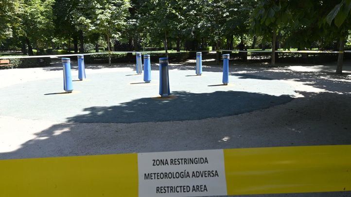El Retiro y otros ocho parques mantiene zonas balizadas por las fuertes rachas de viento