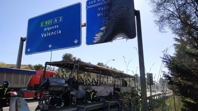 Un incendio de un autobús en la A-3 provoca una enorme columna de humo