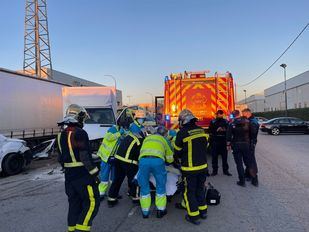 La colisión entre un camión y una furgoneta deja un herido en Getafe