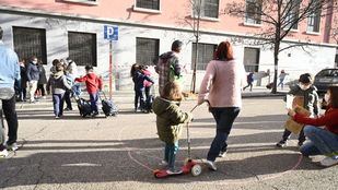 Más Madrid y Cs cargan contra Ayuso por no tener en cuenta la situación de los padres en el 4M