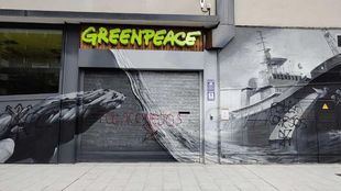 La sede de Greenpeace aparece vandalizada con insultos y simbología nazi