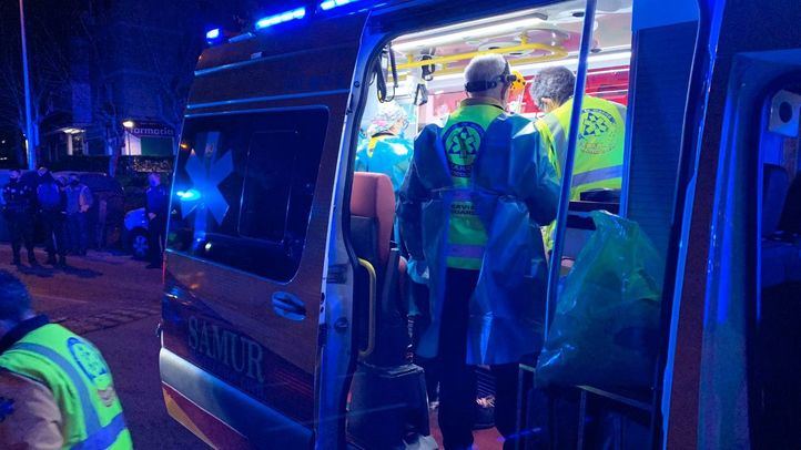 Efectivos del Samur atienden al motorista herido en La Latina