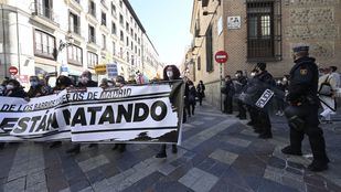 Decenas de personas salen en defensa de los servicios públicos bajo una gran presencia policial
