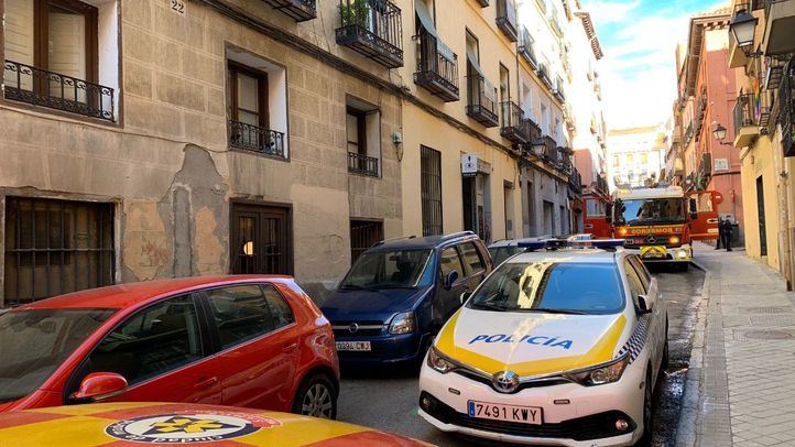 Bomberos del Ayuntamiento de Madrid han rescatado a un hombre de 55 años tras resultar intoxicado por monóxido de carbono en el incendio de su vivienda